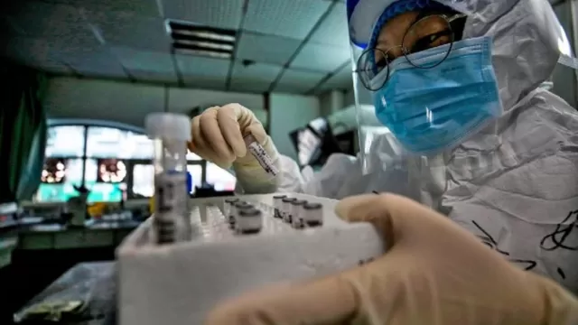 Científicos chinos encuentran coronavirus en semen de pacientes infectados. Foto: AFP