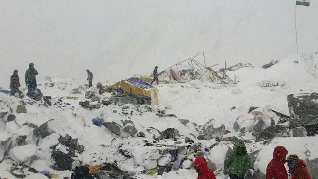 Cientos de montañistas quedan atrapados en el Everest tras sismo en Nepal