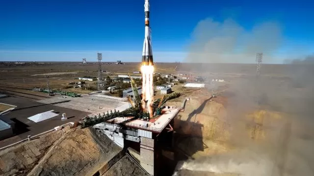 Cohete ruso Soyuz con 2 astronautas aterriza de emergencia por falla en motor