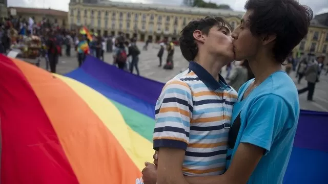 Pareja homosexual durante una marcha por el matrimonio igualitario. (Vía: AFP)