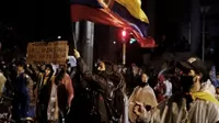 Colombia: Bogotá vivió una noche violenta en la que turba incendió una estación policial con agentes dentro