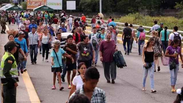 Cerca de 35.000 venezolanos cruzan cada d&iacute;a la frontera con Colombia. (Foto: EFE)