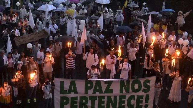 La gente protesta a favor de un acuerdo de paz en las calles de Medellín. (Vía: AFP)