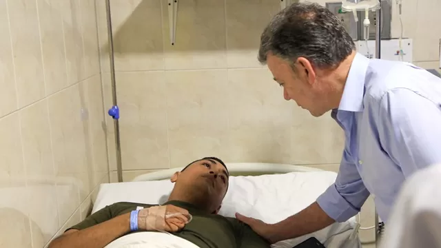 Presidente Santos visitó a policía herido por atentado en Barranquilla, Colombia. Foto: AFP