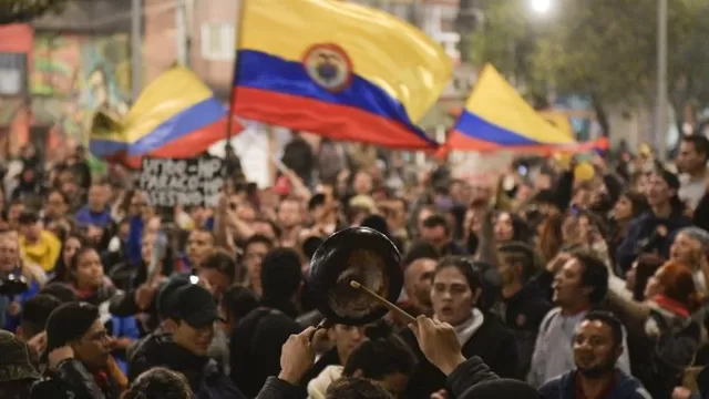 Colombia: Ciudadanos marchan contra &quot;el paquetazo de Iv&aacute;n Duque&rdquo; y la violencia de g&eacute;nero. Foto: AFP