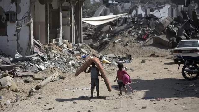 Palestinos salvan sus pertenencias que han quedado en los escombros. (Foto: AFP)