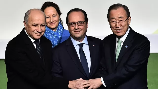 Ministro de Relaciones Exteriores francés Laurent Fabius, Ministro de Ecología francés, Segolene Royal, presidente Francia Francois Hollande y el Secretario General de la ONU Ban Ki-moon. (Vía: AFP)