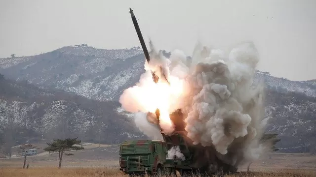 Ejército norcoreano haciendo una prueba de disparo de misiles. (Vía: AFP)