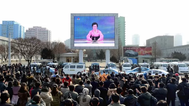 Norcoreanos escuchan la noticia del ensayo nuclear. (Vía: AFP)