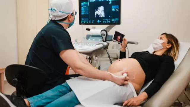 Estudio confirma primer caso de transmisión de COVID-19 a un bebé durante el embarazo. Foto: iStock referencial