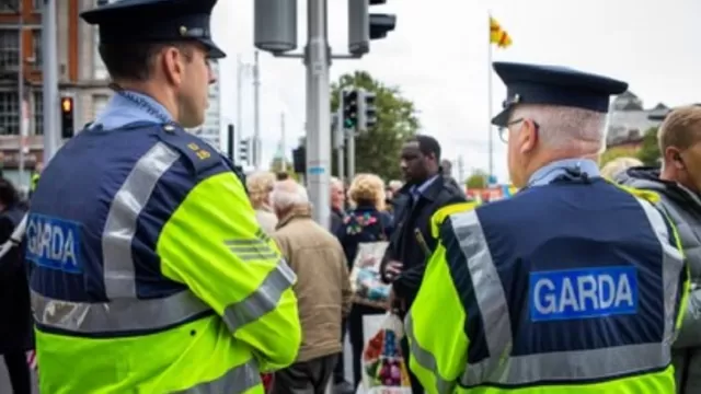 Coronavirus: Hombre en Irlanda dice tener COVID-19 y le tose a policías para evitar ser detenido