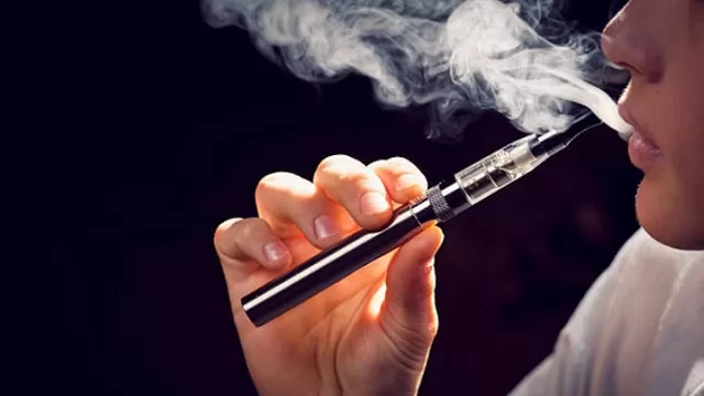 Uso de cigarrillos electrónicos aumenta probabilidades de contraer COVID-19. Foto: iStock
