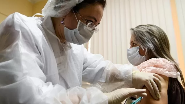 Se inició vacunación contra el COVID-19 en Rusia. Foto: AFP