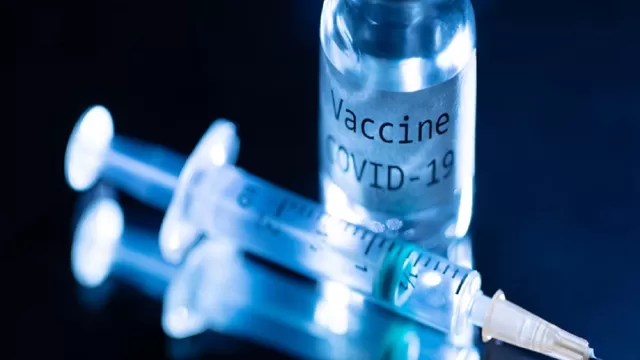 COVID-19: La vacuna de Oxford contra el coronavirus es segura en adultos mayores y genera una respuesta inmune. Foto: AFP