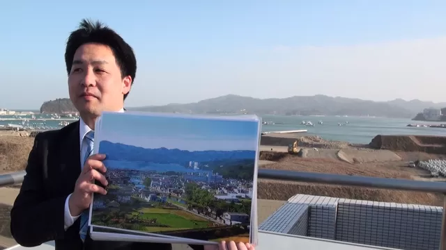 &quot;Empresario mostrando una foto del paisaje de Minamisanriku antes del desastre&quot;. (Fotos: Dayhanna Ch&aacute;vez)