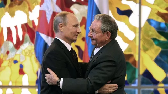 Vladimir Putin y Raúl Castro. (Via: AFP)