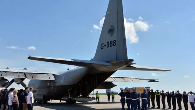 Cuerpos de víctimas del vuelo MH17 llegan a Holanda 