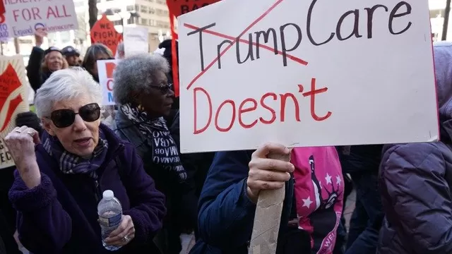 Manifestantes marchan contra Donald Trump. (Vía: AFP)