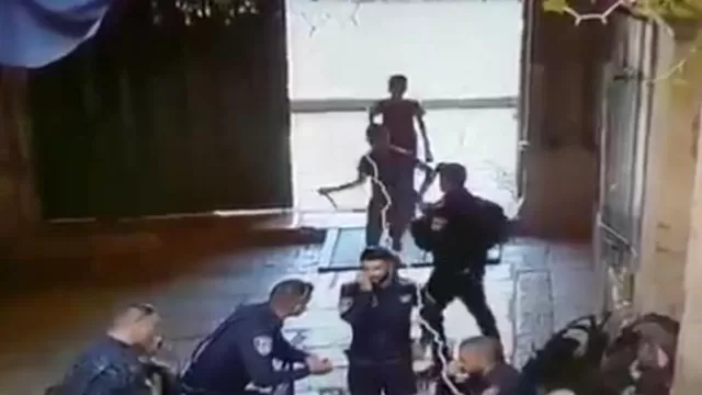 Dos palestinos atacan con cuchillo a policía israelí, uno de ellos fue abatido. Foto: AFP