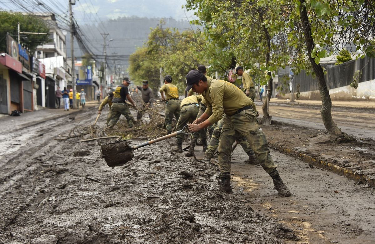 Ecuador: Buscan víctimas en cancha arrasada por aluvión en Quito