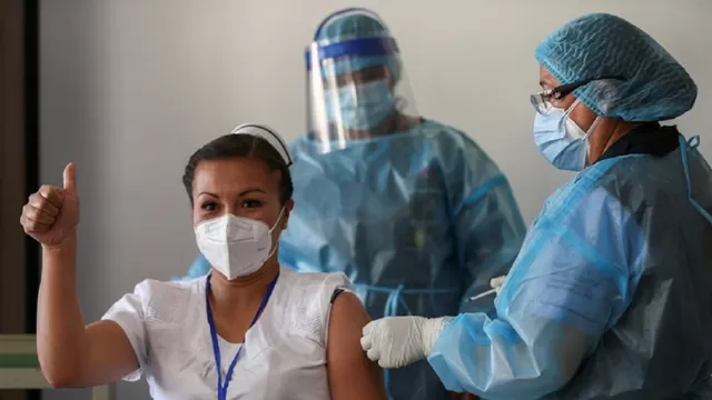 Ecuador comienza la vacunación contra la COVID-19 en un hospital de Quito. Foto: EFE