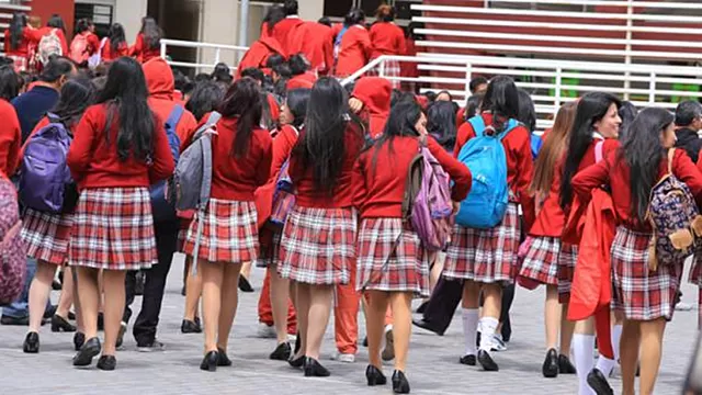 Ecuador elimina el uso obligatorio de falda para las escolares