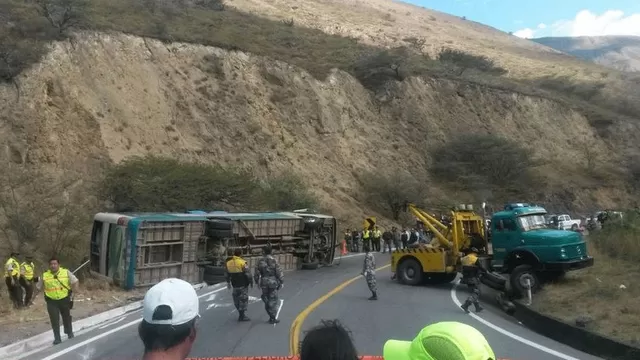 Ecuador: accidente de bus en Loja dejó al menos 4 peruanos muertos