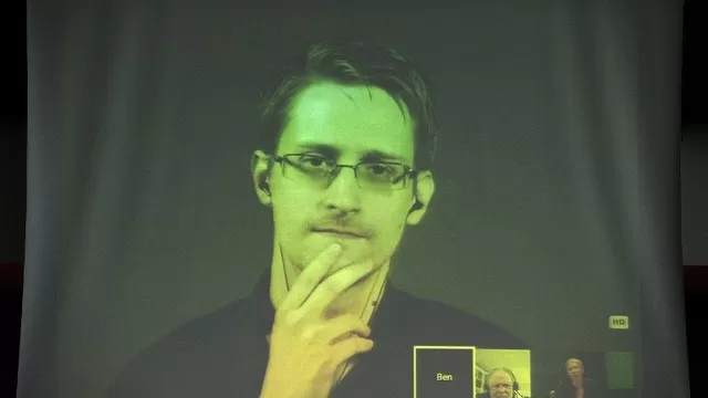 Edward Snowden reflexiona mientras participa a través de un enlace de video en una conferencia desde Rusia. (Vía: AFP)