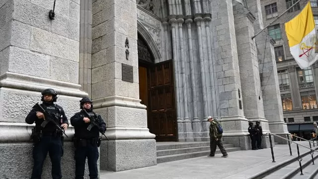 Polic&iacute;as resguardan la catedral de Nueva York luego de la detenci&oacute;n de un hombre que ingres&oacute; a esta la noche del mi&eacute;rcoles. Foto: AFP
