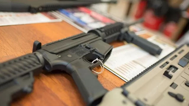 Armas exhibidas en la tienda in Roseburg, Oregon. (Vía: AFP)