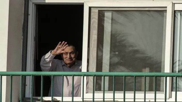 El expresidente Hosni Mubarak saluda a la gente desde su habitación en el hospital militar Maadi en El Cairo. (Vía: AFP)
