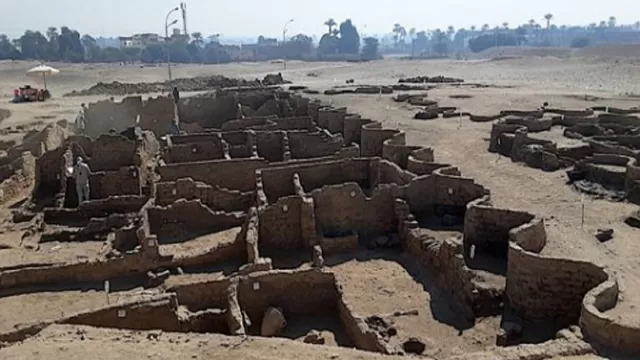 Egipto: Hallan bajo la arena una gran ciudad perdida de 3000 años de antigüedad. Foto: Facebook: . Zahi Hawass