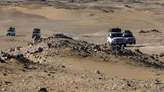 Camionetas que viajaban por un Oasis en Egipto. (V&iacute;a: CNN)