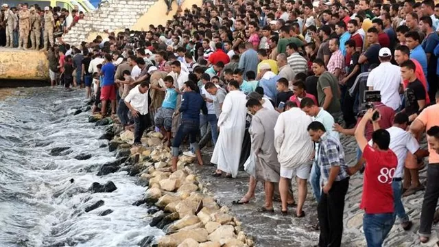 Los sobrevivientes habían indicado que unos 450 migrantes se hallaban a bordo del barco de pesca que debía llevarlos a Italia. (Vía: Twitter)