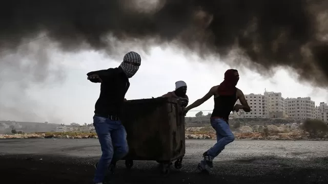 J&oacute;venes palestinos chocan contra fuerzas israel&iacute;es. (V&iacute;a: AFP)