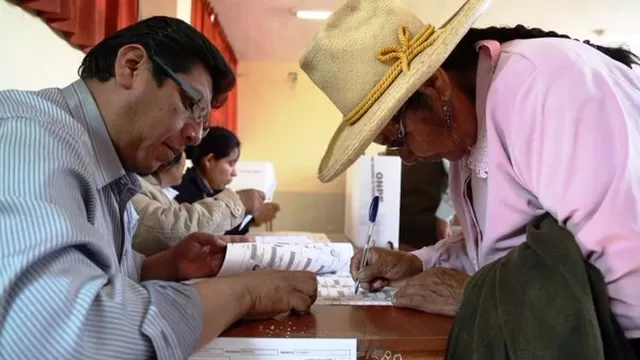 Peruanos votan en Chile. (Vía: Twitter)