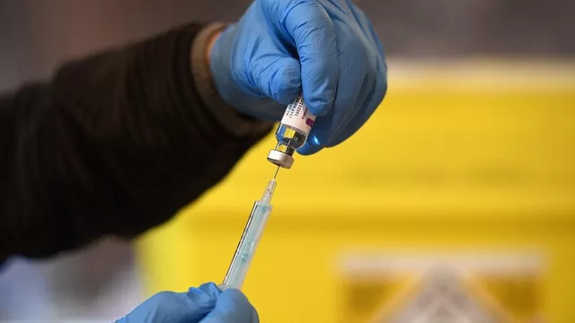 EMA afirma que la vacuna de AstraZeneca contra la COVID-19 es segura y avala su uso. Foto referencial: AFP