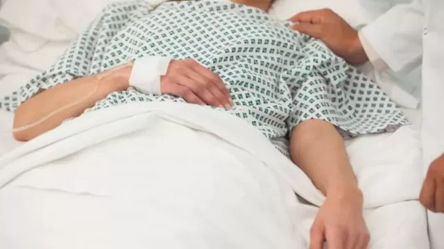 Emiratos Árabes Unidos: madre despertó luego de 27 años en coma tras oír a su hijo