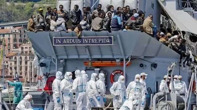 Un grupo de 545 inmigrantes rescatados este s&aacute;bado en las aguas del canal de Sicilia. (V&iacute;a: EFE)