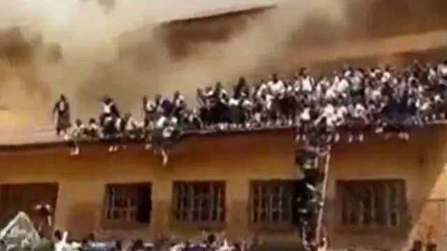 Escolares se lanzaban desde un techo para evitar ser alcanzadas por el fuego / Fuente: Canal N