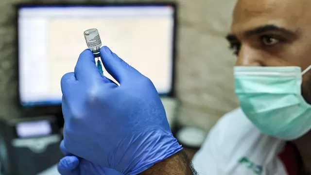 España aprueba ensayos clínicos en humanos de su primera vacuna contra la COVID-19. Foto referencial: AFP