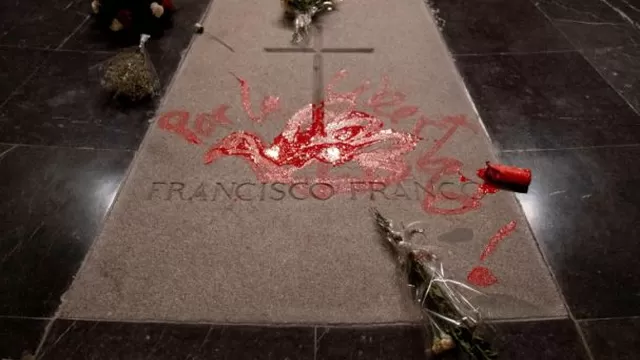 Espa&ntilde;a: artista profana tumba del dictador Francisco Franco con pintura roja. (Foto: EFE)