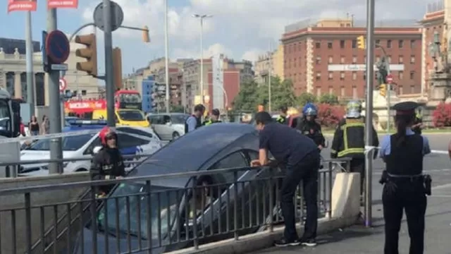 España: conductora confunde entrada de metro con estacionamiento y empotra su auto. Foto: EFE