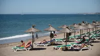 España reabre sus playas a los turistas vacunados contra la COVID-19