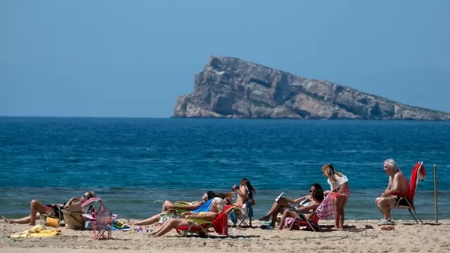 España recupera su movilidad con aeropuertos funcionando y playas concurridas. Foto: AFP