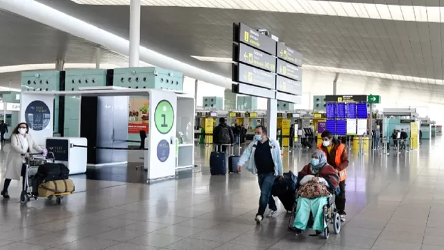 España restringe vuelos desde Brasil y Sudáfrica por las nuevas variantes del coronavirus. Foto: AFP referencial