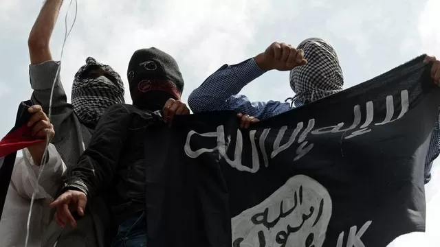 Militantes del EI sosteniendo la bandera del autproclamado califato. (V&iacute;a: Twitter)