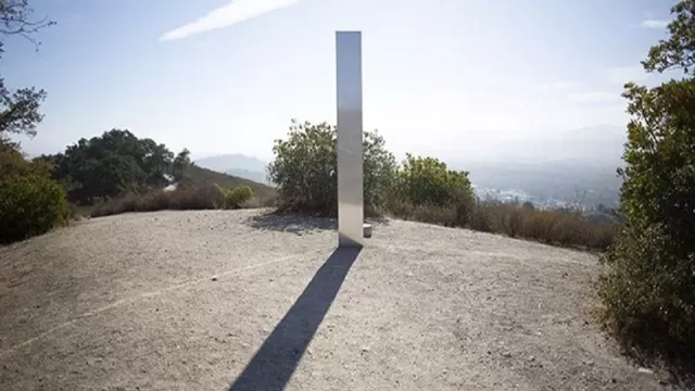 Estados Unidos: Aparece otro monolito metálico en la cima de una montaña de California