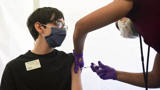 Dosis de refuerzo de vacunas podrán ser aplicadas a menores. Foto: AFP