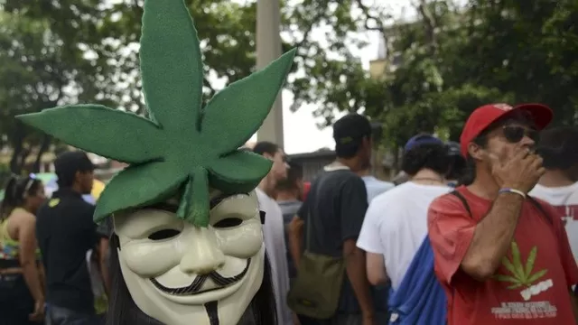 Una persona usa la máscara de Guy Fawkes durante una manifestación en pro de la legalización de la marihuana. (Vía: AFP)